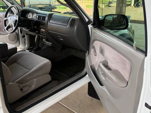 Used 2004 Toyota Tacoma PreRunner w/ SR5 Pkg RWD image 16