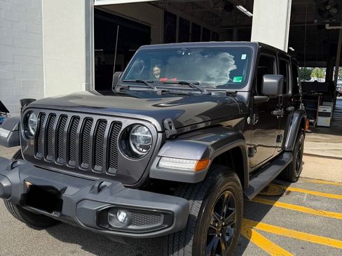 Used 2019 Jeep Wrangler Unlimited Sahara AWD/4WD image 8