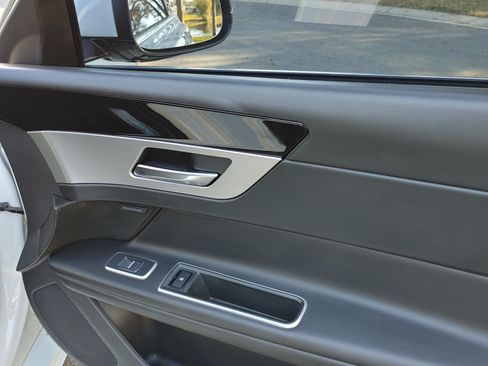 Used 2019 Jaguar XF Premium image 20