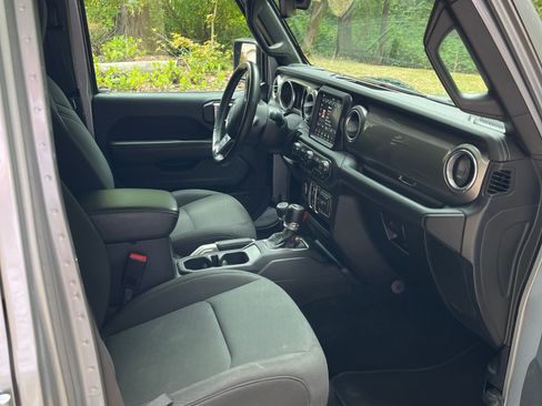 Used 2018 Jeep Wrangler Unlimited Sahara AWD/4WD image 25