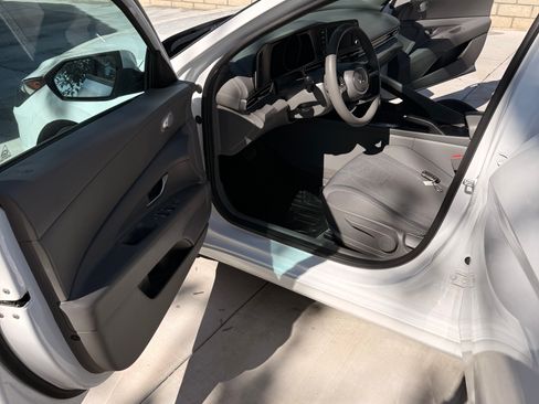 Used 2022 Hyundai Elantra SE image 16