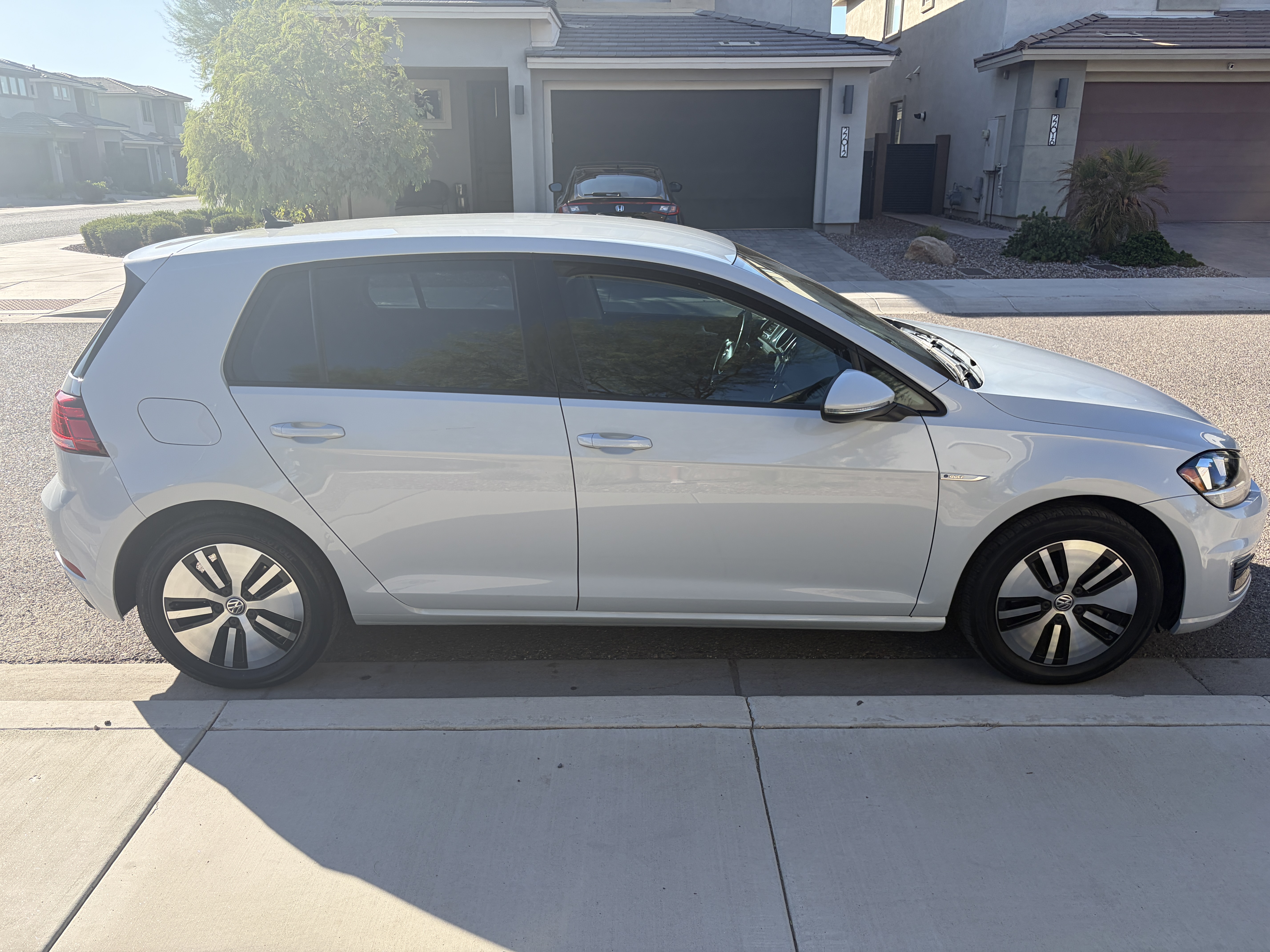 Used 2017 Volkswagen e-Golf SE FWD image 5