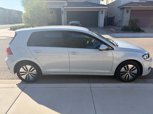 Used 2017 Volkswagen e-Golf SE FWD image 5