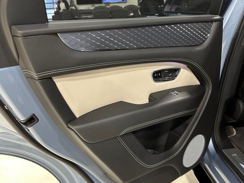 Used 2022 Bentley Bentayga image 19