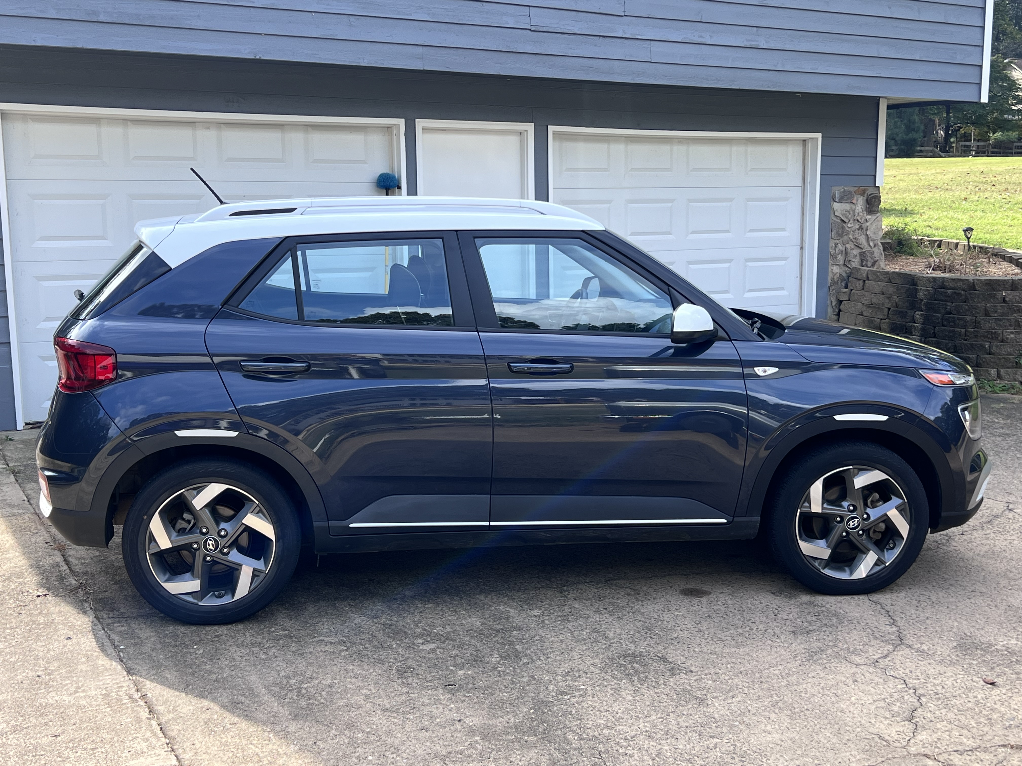 Used 2023 Hyundai Venue Limited w/ Cargo Package FWD image 8
