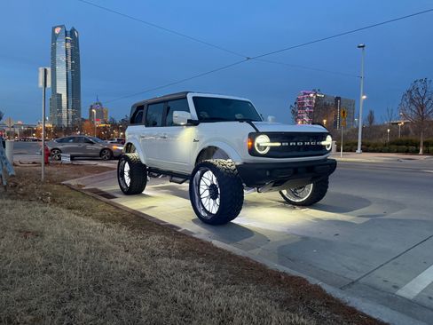 Used 2021 Ford Bronco Outer Banks image 2