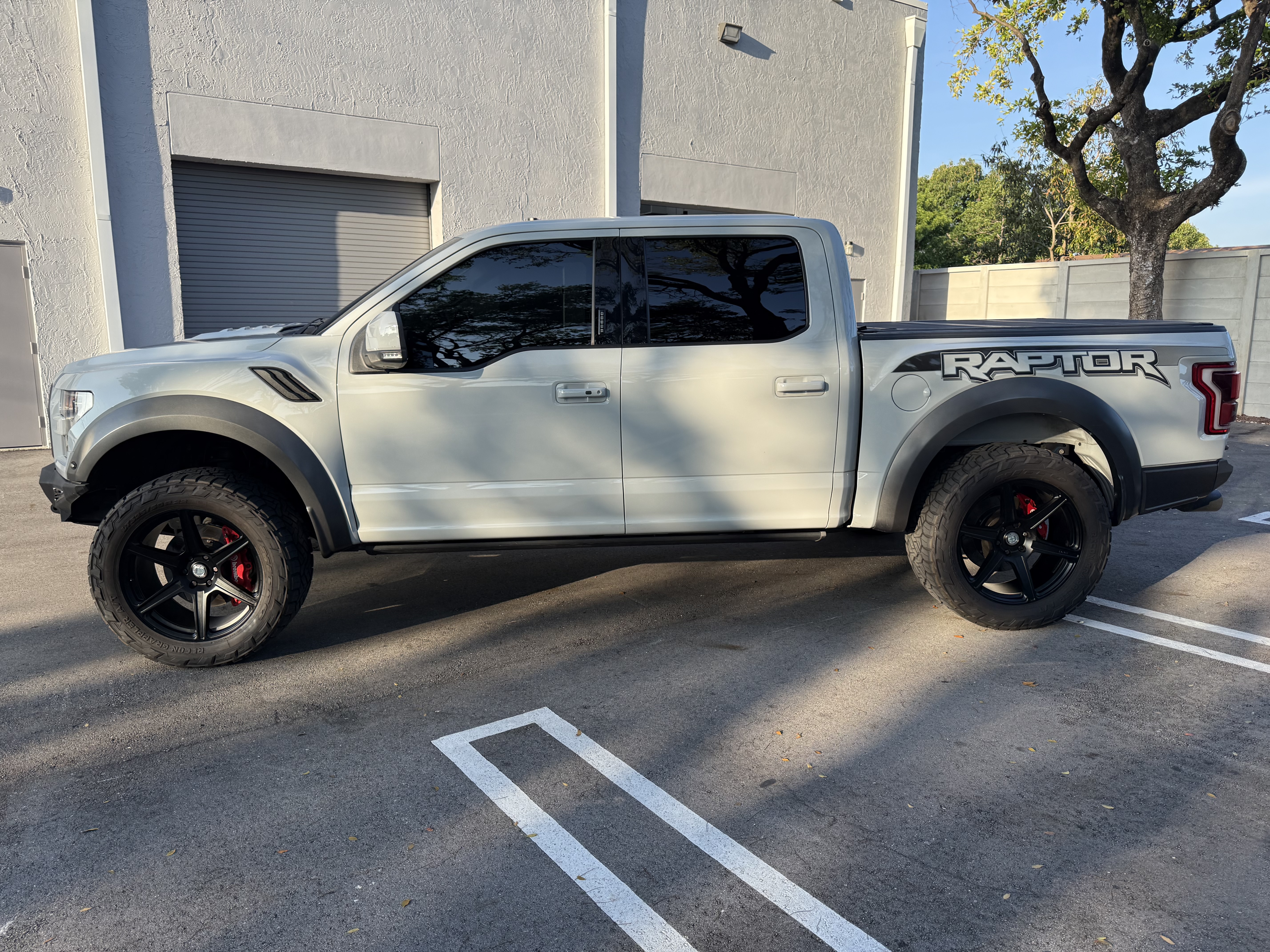 Used 2017 Ford F150 Raptor w/ Equipment Group 802A Luxury AWD/4WD image 1