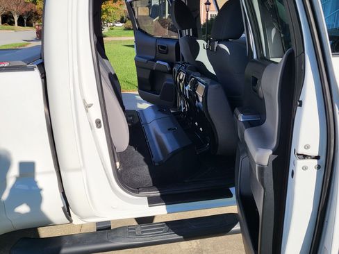 Used 2018 Toyota Tacoma SR5 image 9