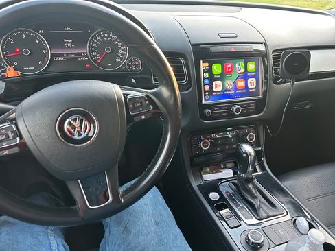 Used 2014 Volkswagen Touareg Sport image 11