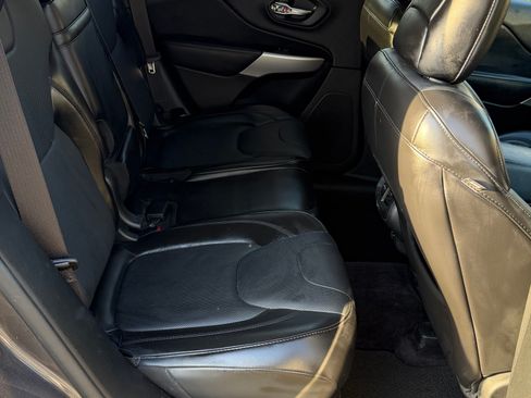 Used 2018 Jeep Cherokee Overland image 9