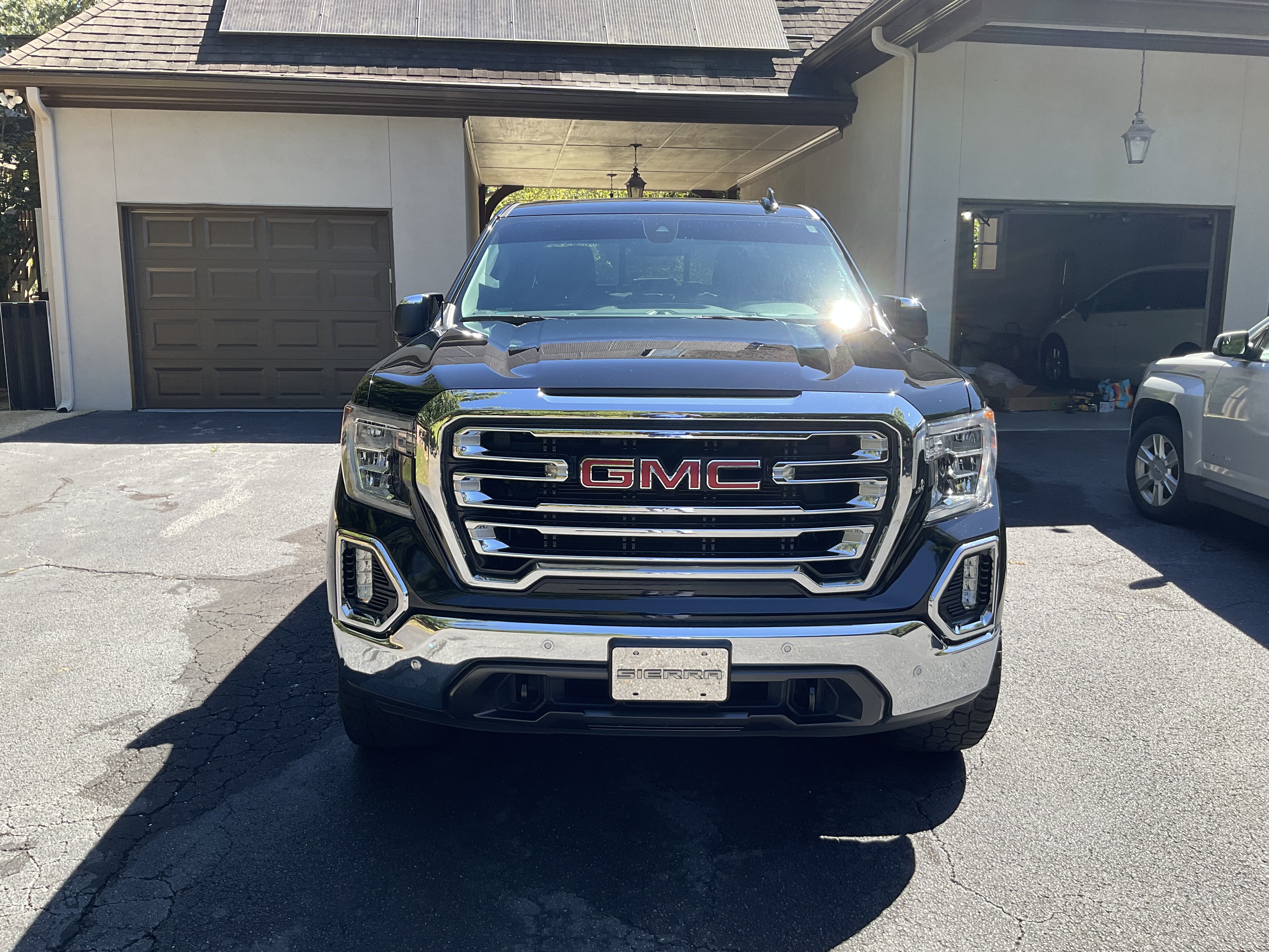 Used 2022 GMC Sierra 1500 SLT w/ SLT Premium Plus Package AWD/4WD image 2