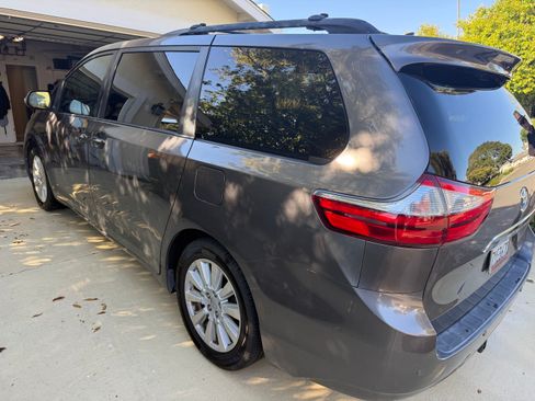 Used 2017 Toyota Sienna Limited image 13