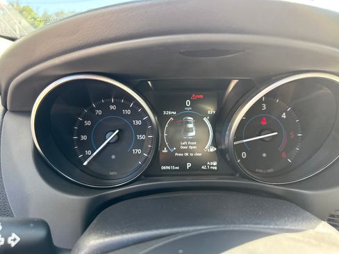 Used 2017 Jaguar XE Premium image 9