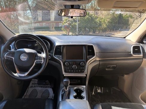 Used 2019 Jeep Grand Cherokee Laredo image 23