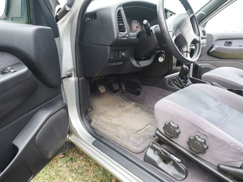 Used 2001 Nissan Pathfinder SE image 19