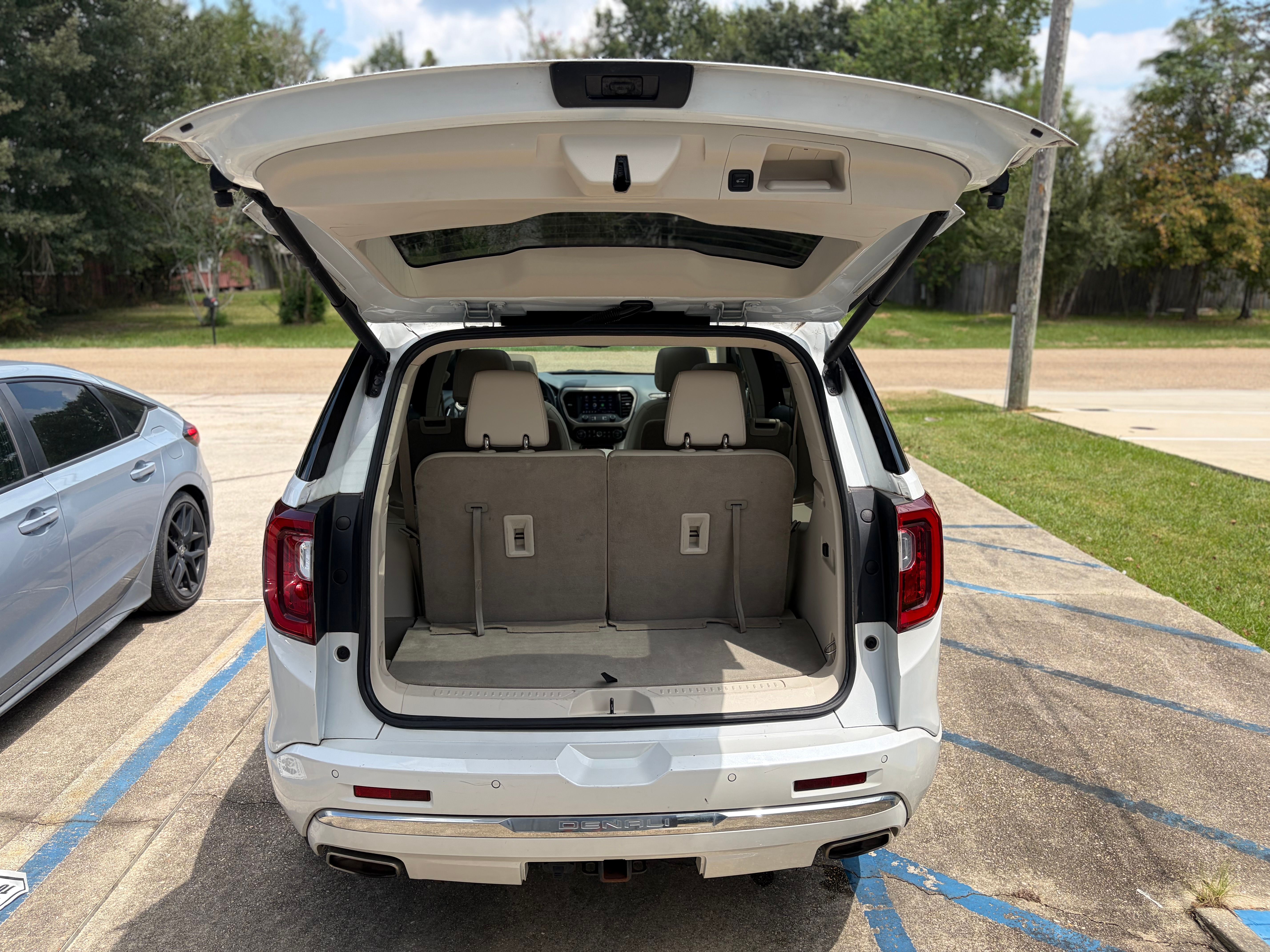 Used 2022 GMC Acadia Denali w/ Denali Ultimate Package FWD image 12