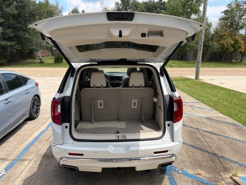 Used 2022 GMC Acadia Denali w/ Denali Ultimate Package FWD image 12