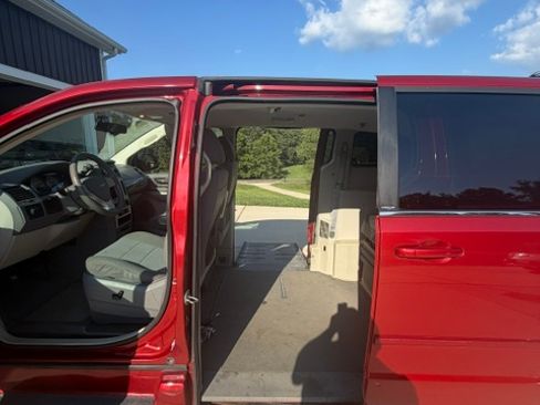 Used 2010 Chrysler Town & Country LX w/ PWR Convenience Group FWD image 10