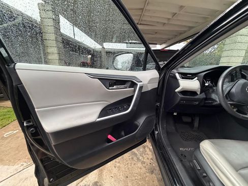 Used 2020 Toyota RAV4 XLE Premium image 11