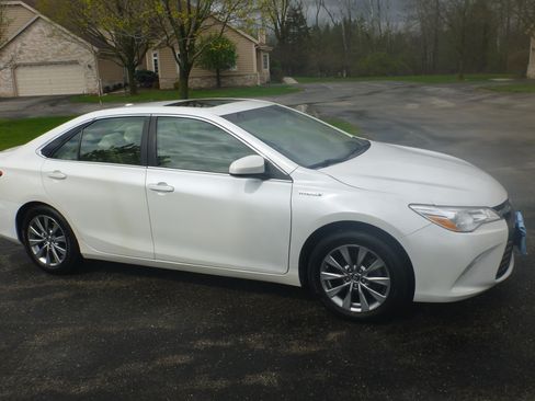 Used 2015 Toyota Camry XLE w/ Moonroof Package image 1