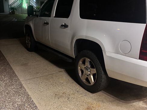 Used 2007 Chevrolet Suburban 2500 image 10