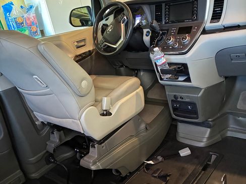 Used 2019 Toyota Sienna XLE w/ XLE Navigation Package FWD image 5