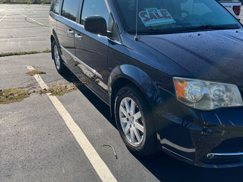 Used 2014 Chrysler Town & Country Touring w/ Driver Convenience Group image 2