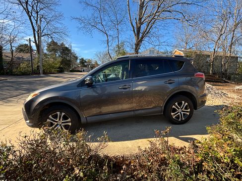 Used 2016 Toyota RAV4 LE image 1
