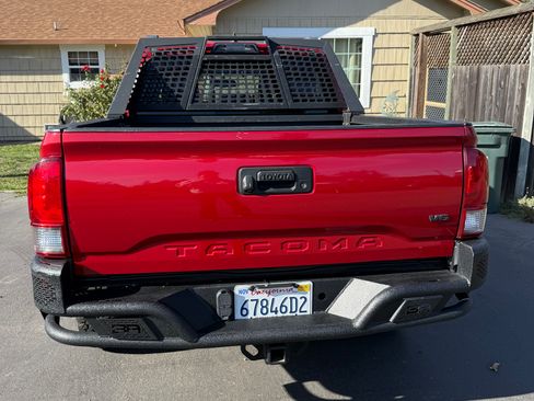 Used 2017 Toyota Tacoma TRD Off-Road image 8