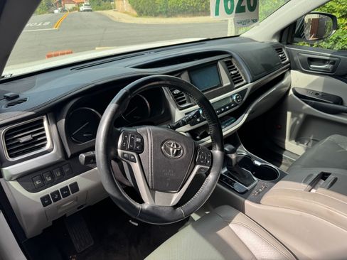 Used 2014 Toyota Highlander Limited Platinum image 6