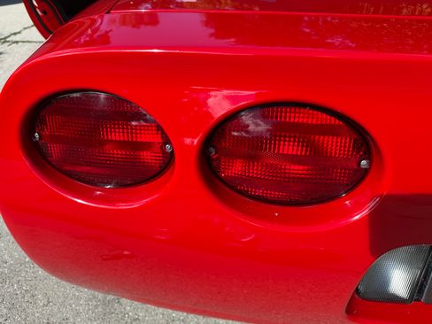 Used 2001 Chevrolet Corvette Convertible w/ Preferred Equipment Group1 RWD image 23
