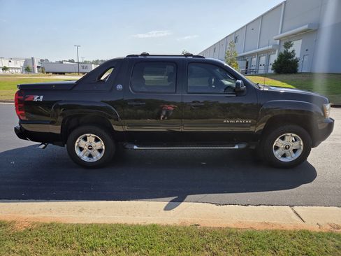 Used 2013 Chevrolet Avalanche LT w/ Suspension Package, Off-Road AWD/4WD image 5