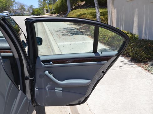 Used 2004 BMW 325i Sedan RWD image 9