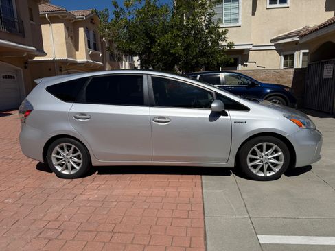 Used 2013 Toyota Prius V Five image 9