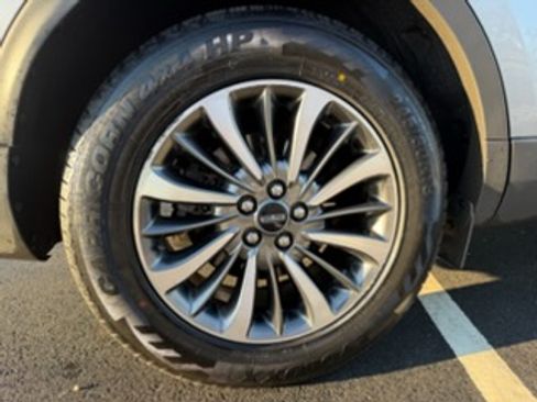 Used 2022 Lincoln Nautilus FWD w/ Premium Package image 17