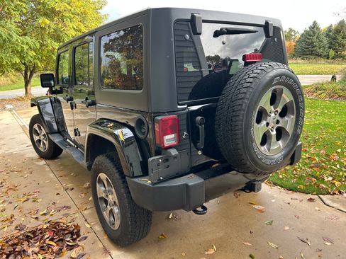 Used 2018 Jeep Wrangler Unlimited Sahara AWD/4WD image 5