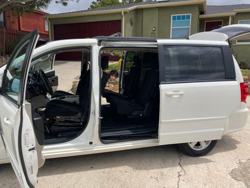 Used 2012 Dodge Grand Caravan SXT image 5