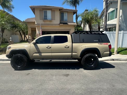 Used 2017 Toyota Tacoma TRD Off-Road w/ Tow Package AWD/4WD image 4