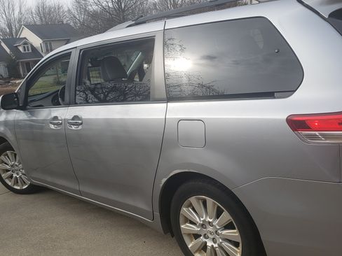 Used 2011 Toyota Sienna Limited image 2