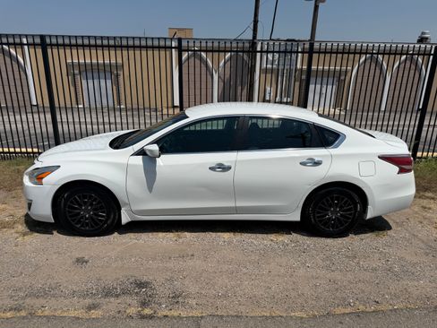 Used 2015 Nissan Altima 2.5 S w/ Power Driver Seat Package FWD image 4