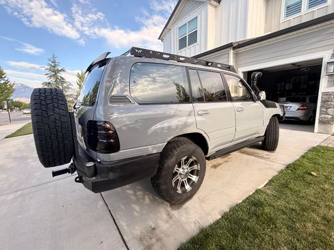 Used 1999 Toyota Land Cruiser w/ Leather Trim Pkg AWD/4WD image 10