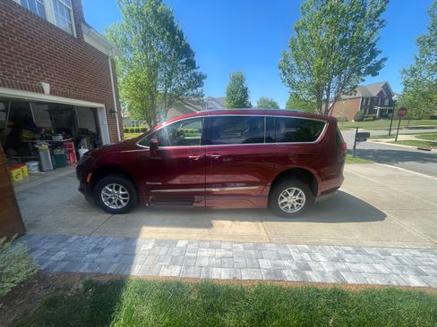 Used 2020 Chrysler Pacifica Touring-L image 5