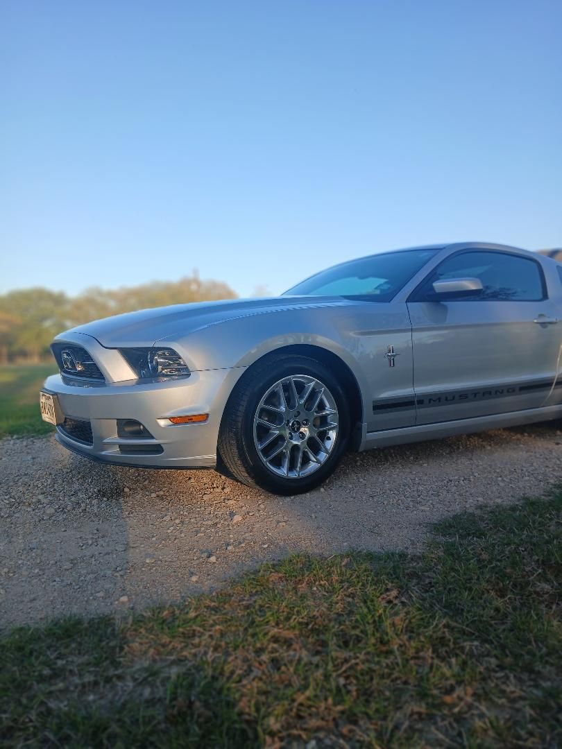 Used 2013 Ford Mustang Premium RWD image 13