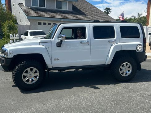 Used 2009 HUMMER H3 Adventure image 2
