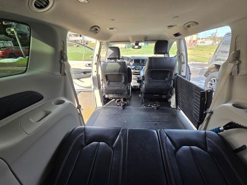 Used 2020 Chrysler Voyager Lxi image 10