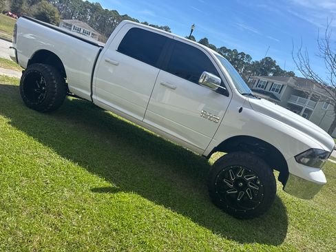 Used 2019 RAM 1500 Classic SLT image 4