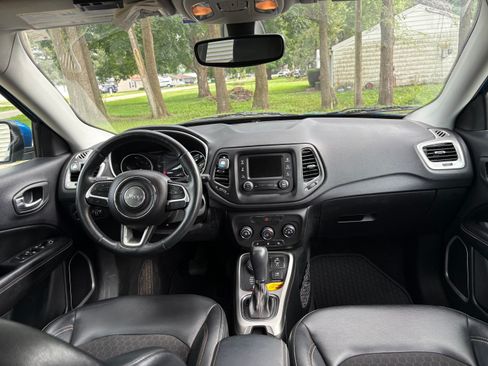 Used 2018 Jeep Compass Latitude w/ Cold Weather Group AWD/4WD image 12