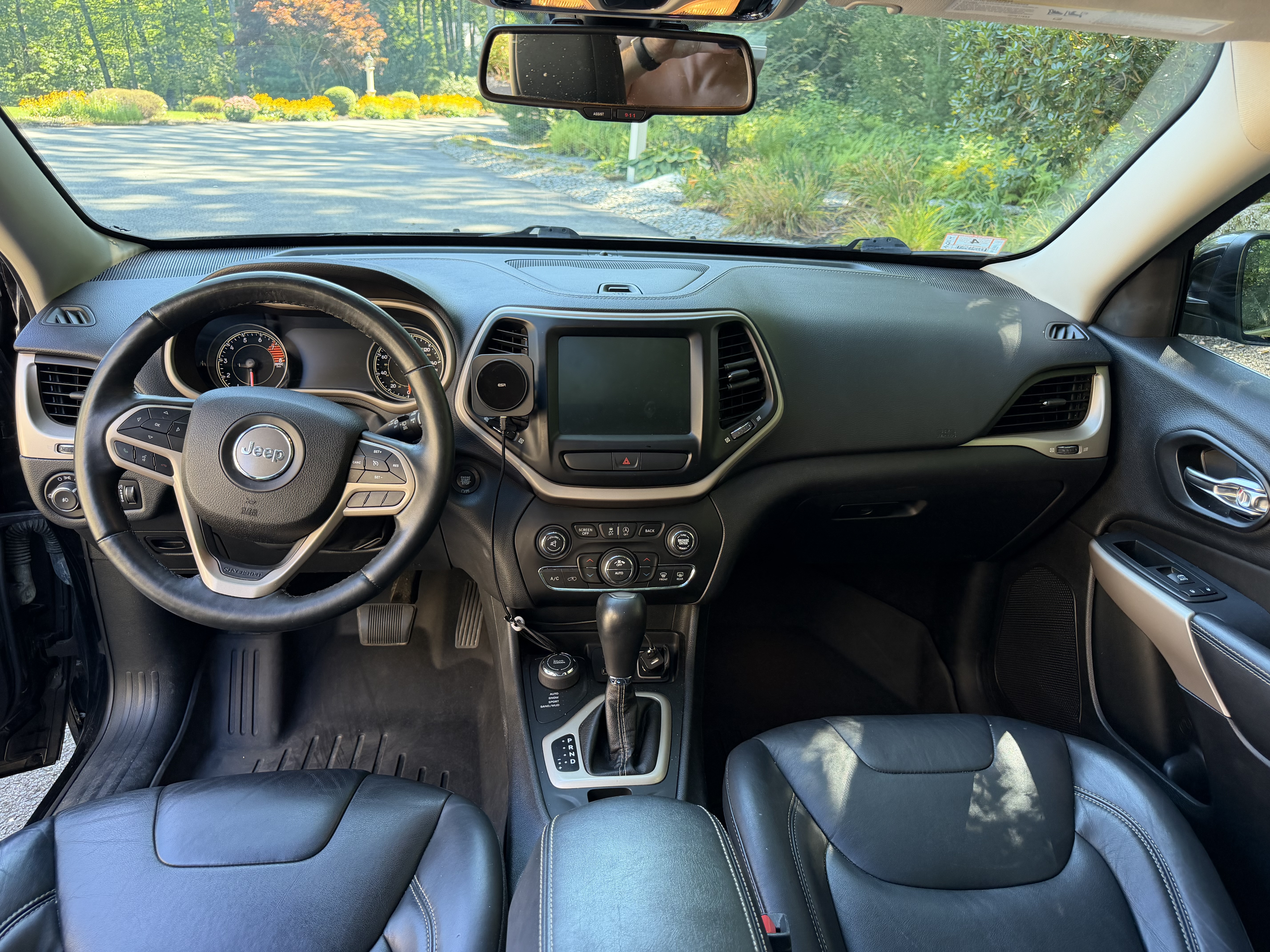 Used 2017 Jeep Cherokee Limited AWD/4WD image 13