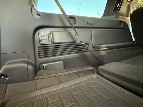 Used 2022 Rivian R1S Launch Edition image 11