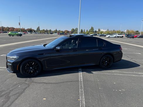 Used 2021 BMW 750i xDrive w/ Executive Package image 2